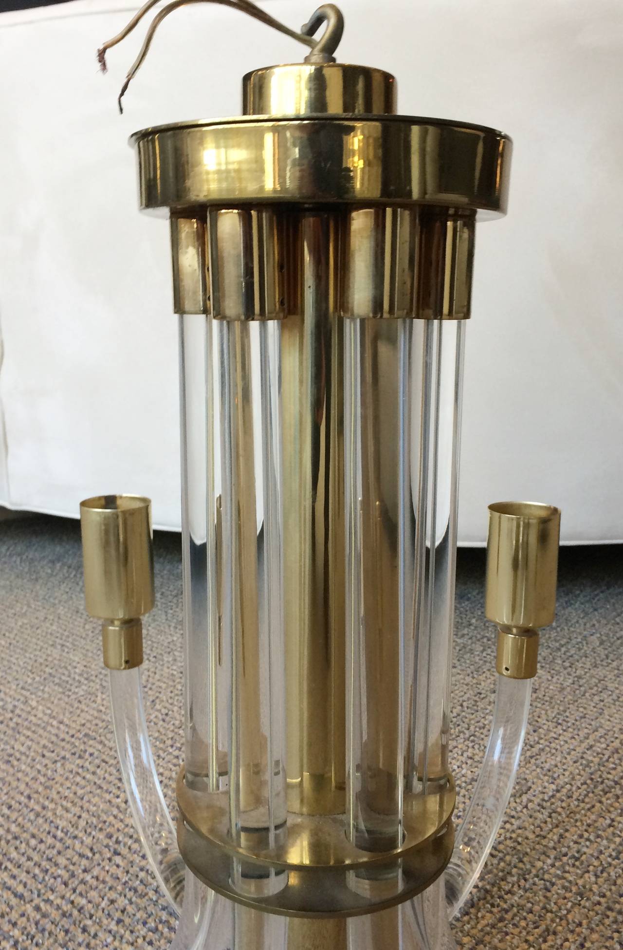 Metà XX secolo Charles Hollis Jones, lampadario a sei bracci in ottone e lucite, firmato e datato in vendita