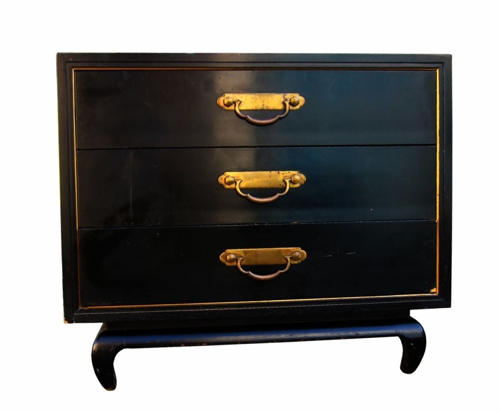 Very nice American of Martinsville chest of drawers in black lacquered finish with brass hardware and Asian influenced.
This beautiful commode is nice in size and very cute, the Asian style base compliments the brass handles.
The piece has three