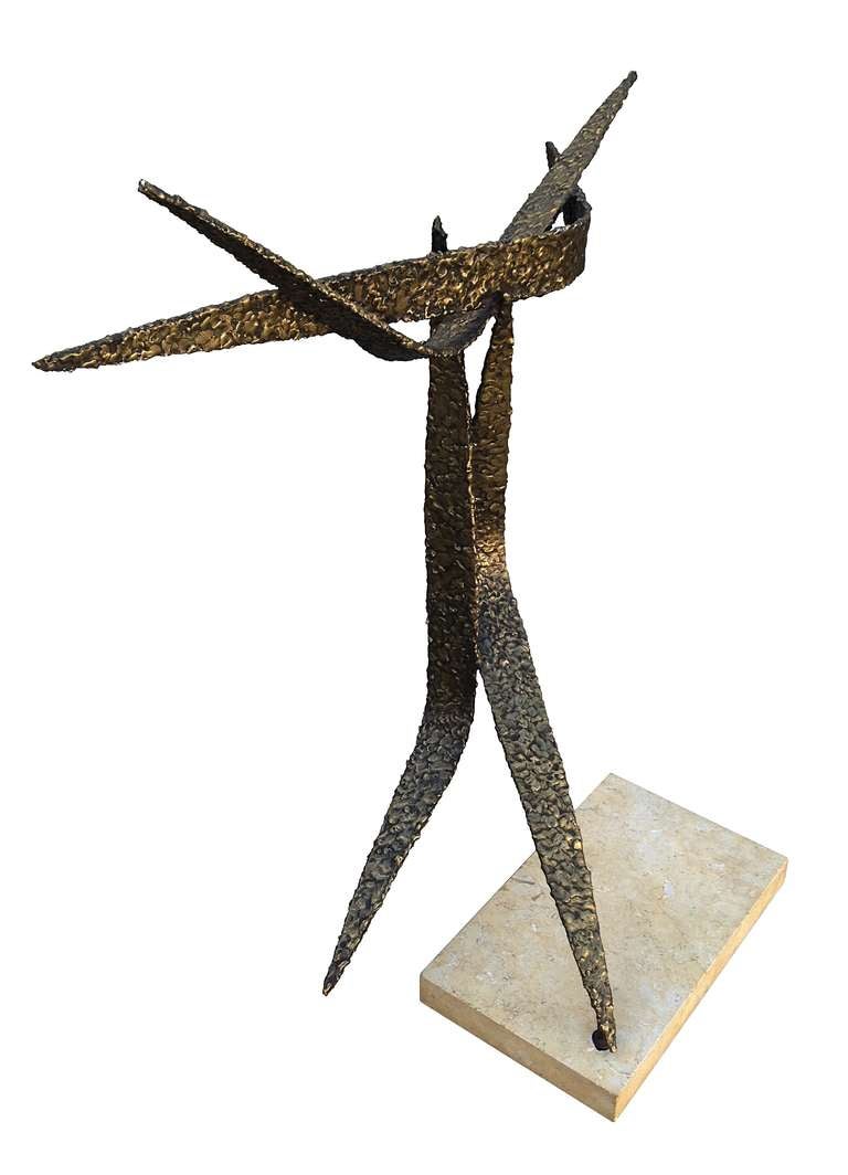 Diese Bronzeskulptur erinnert sehr an die Werke von Silas Seandel, trägt aber die Bezeichnung Trepani.
Die Skulptur ist sehr imposant und groß, der Marmorsockel ist cremefarben und hat eine schöne Textur.

Abmessungen:
37