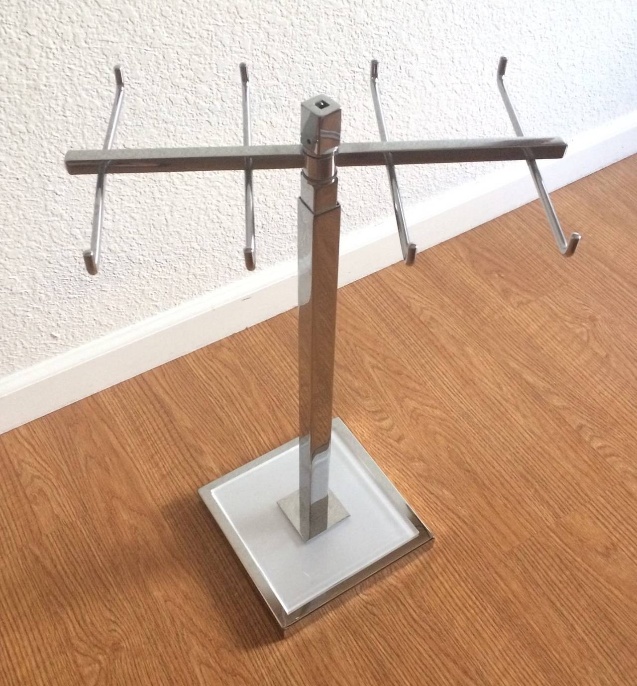 Portacravatte/gioielli regolabile in altezza in lucite e nichel di Charles Hollis Jones In condizioni buone in vendita a Los Angeles, CA