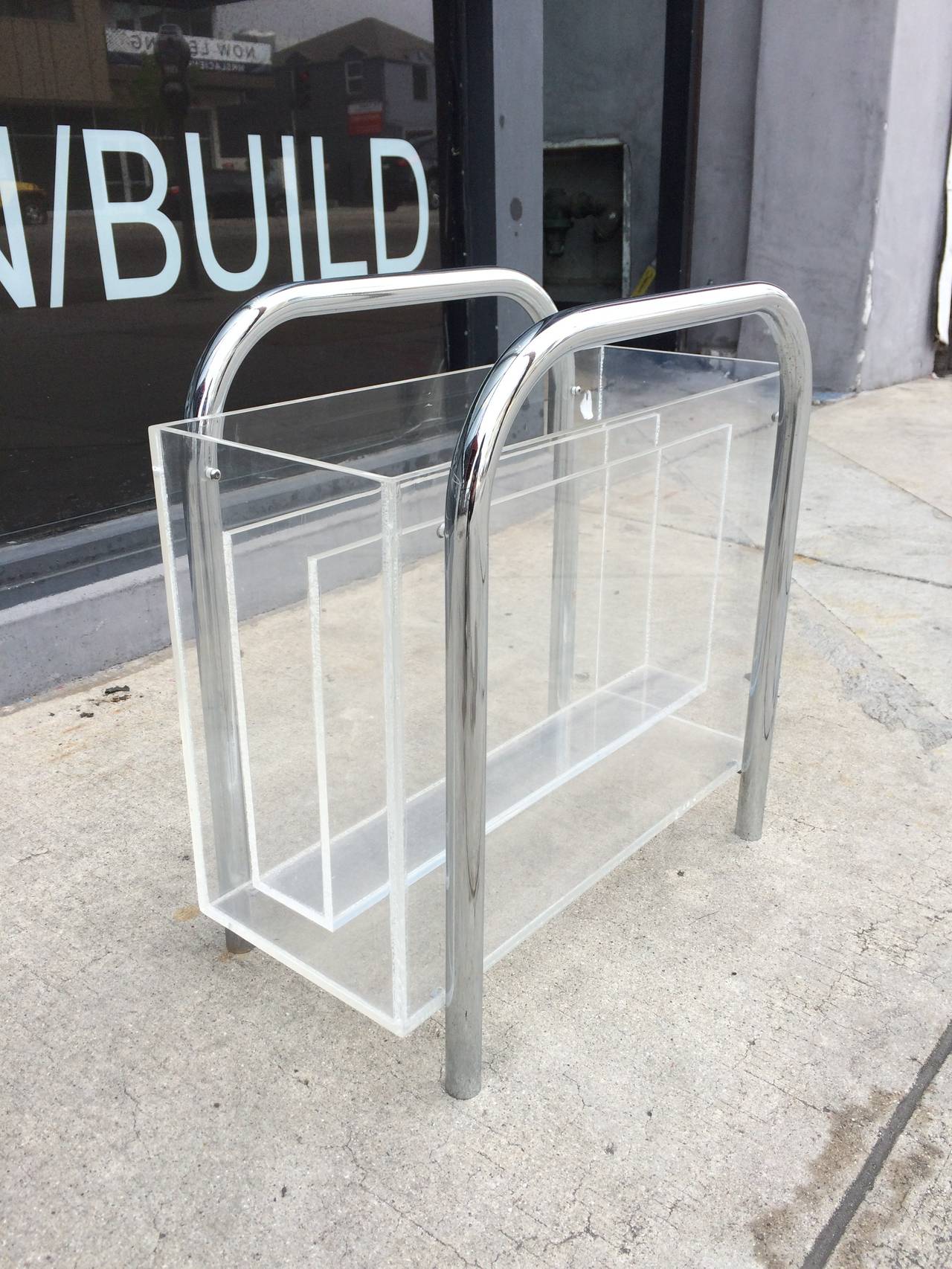 Mid-Century moderno Portariviste in cromo e lucite di Charles Hollis Jones, firmato in vendita
