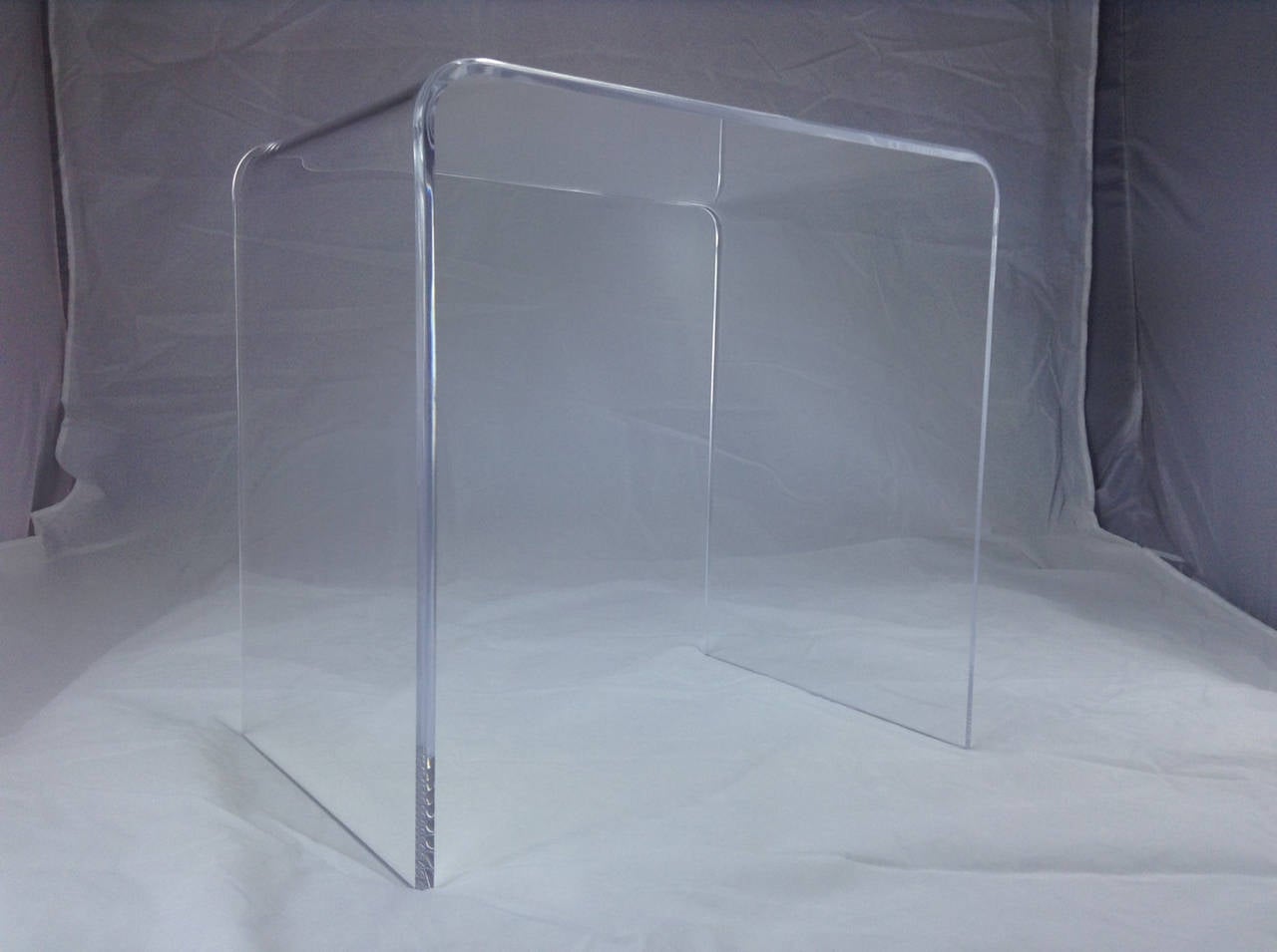 Américain Table console de style cascade en lucite et bords arrondis en vente