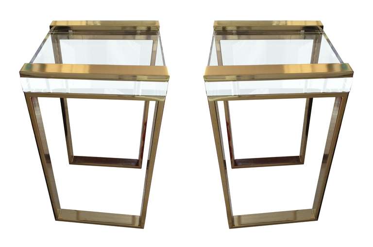 Superbe paire de tables d'appoint en Lucite et laiton conçues et fabriquées par Charles Hollis Jones dans le cadre de sa ligne 