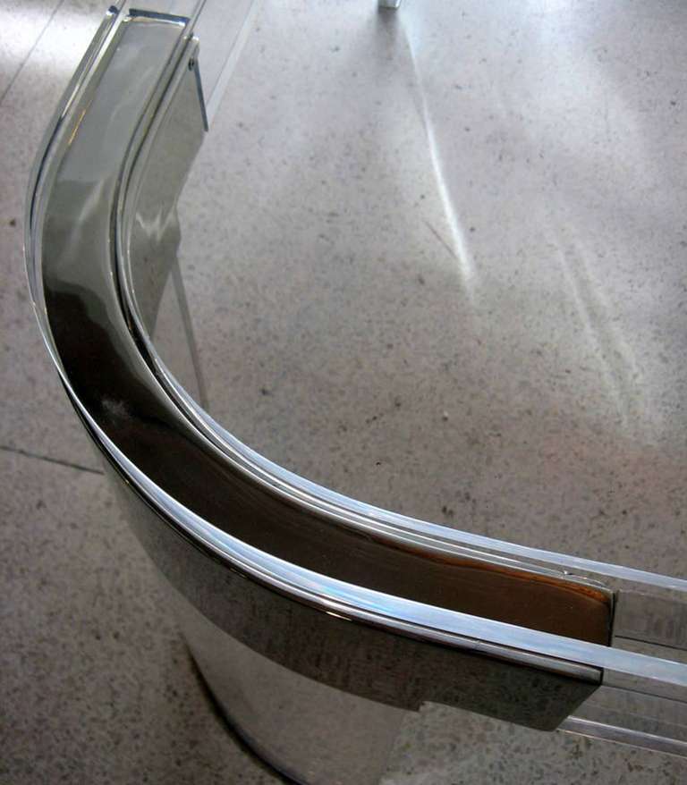 Table de salle à manger élégante exécutée en Lucite et en Icone, conçue dans les années 1970 par l'icône du Lucite, Charles Hollis Jones. La table fait partie de la ligne 