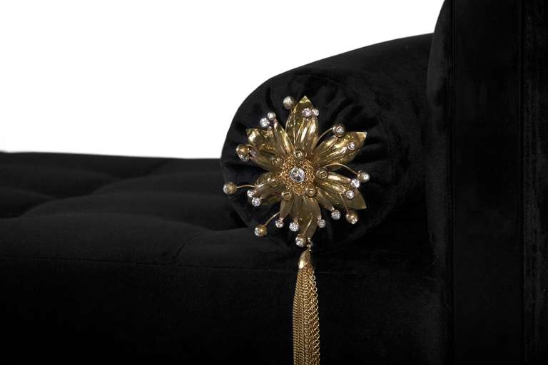 Maßgefertigtes, individuell gestaltetes Tagesbett mit floral inspiriertem Sockel aus massiver Bronze (Moderne) im Angebot