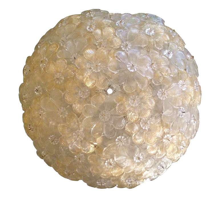 Murano glass floral ceiling pendant light by Barovier E Toso.
The  flower is clear glass with gold inclusions, each flower is attached to the mainframe with a metal wire, the mainframe is made of metal with and a mesh.

The glass is in very good