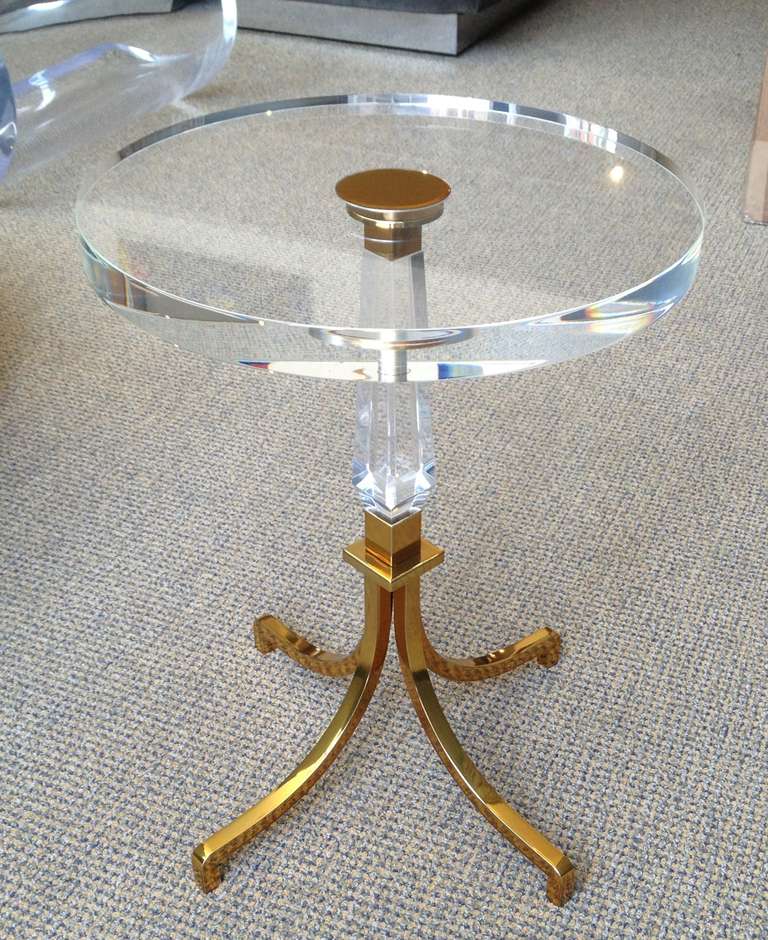 Superbe paire de tables d'appoint rondes de style Hollywood Regency, conçues et fabriquées par Charles Hollis Jones.

Les tables sont tout simplement stupéfiantes, les plateaux sont en Lucite solide de 1 1/4