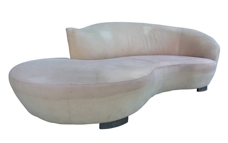 Beautiful serpentine sofa designed by Vladimir Kagan and manufactured by Preview.
The sofa has curved body which makes it very sexy and yet very comfortable, the main body seats in stainless steel crescent shaped bases and is upholstered in a cream