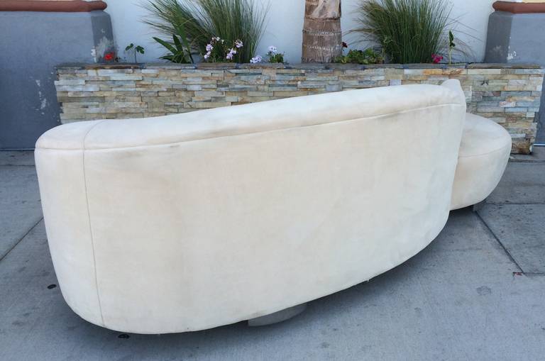 Vladimir Kagan Serpentine Sofa for Preview In Fair Condition In Los Angeles, CA