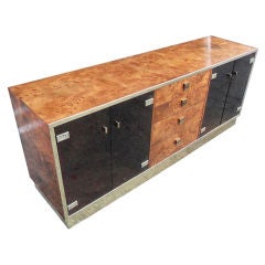Magnifique meuble de rangement en bois de ronce et laiton avec portes en verre fumé