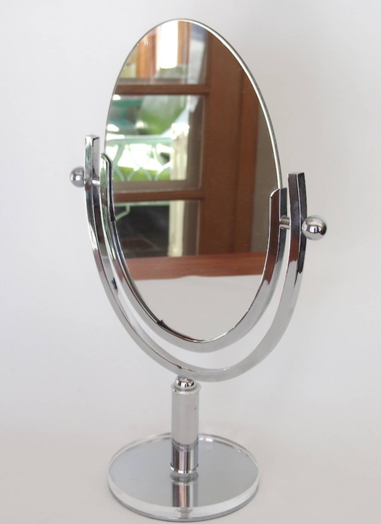 Fantastic vanity mirror in Lucite and nickel designed and manufactured by Charles Hollis Jones in the 1970s.
The mirror is in excellent condition, the Lucite and metal are in good vintage condition, the mirror is oval shape and it can lean forward