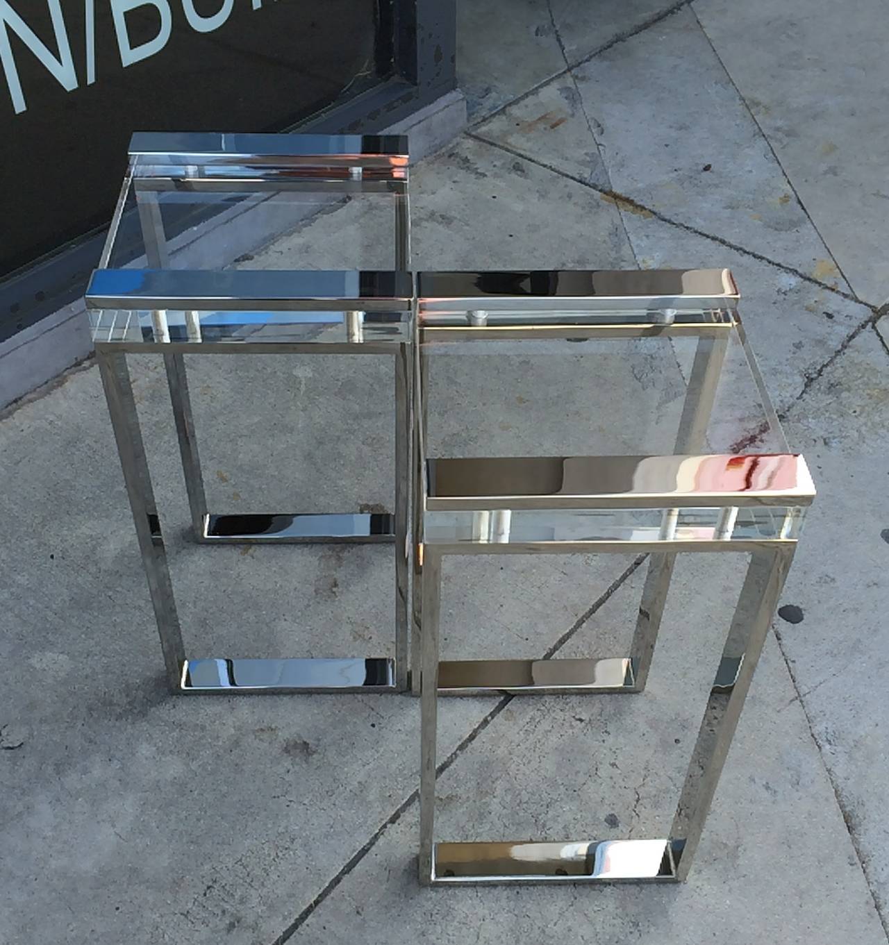 Paire de tables d'appoint « Box » de Charles Hollis Jones en lucite et nickel Excellent état - En vente à Los Angeles, CA