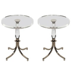 Paire de tables d'appoint de style Régence en lucite et nickel de Charles Hollis Jones