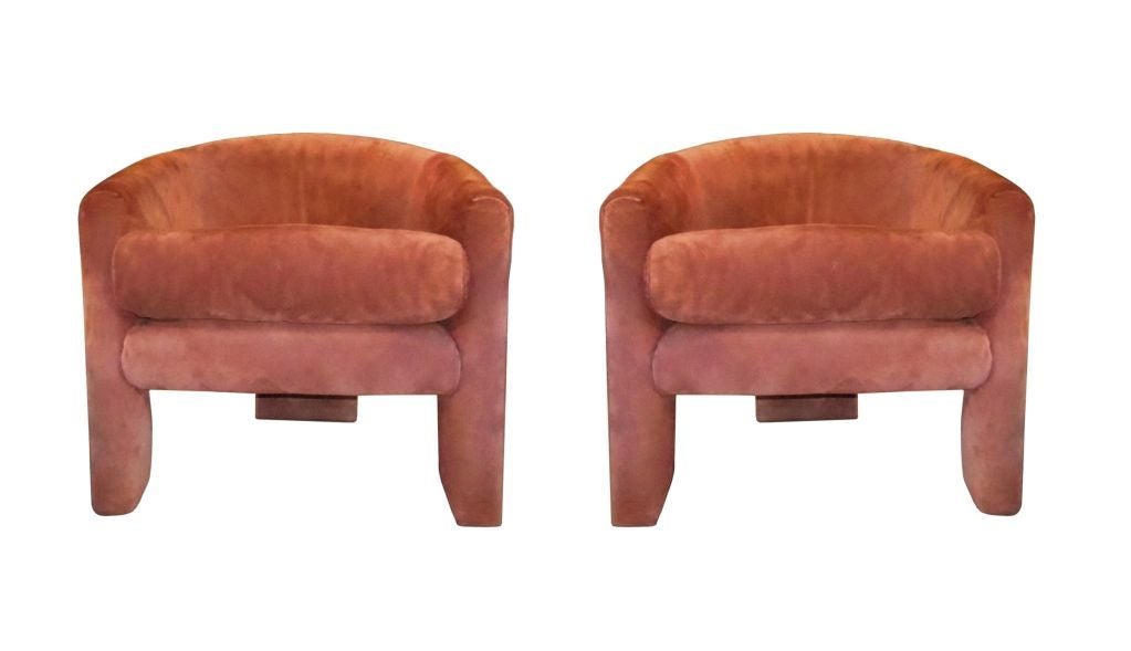 Beautiful set of 2 arm chairs designed by Milo Baughman in the 1960's.<br />
These beautiful chairs are very stylish and eye catching, the chairs are compact and yet very comfortable and the chairs are surprisingly sturdy due to the wideness of the