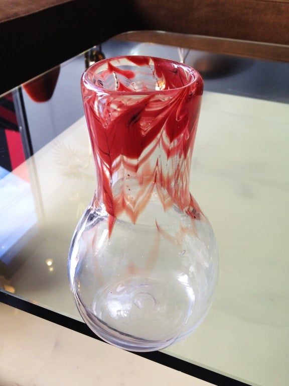 Lovely pulled feather art glass vase by M. Rhys Williams dating to the 1980's.
The vase is evocative of delicacy the deep red color of the pulled feather design in contrast of the cloudy finish in the rest of the vase is just exquisite.

Mr