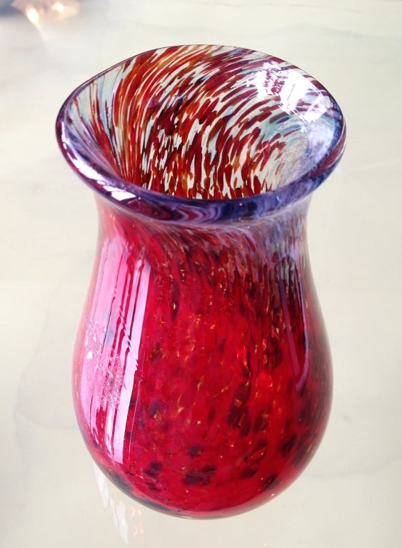 Wunderschöne handwerkliche Glasvase des amerikanischen Künstlers Bob Allen.
Die Vase zeigt schöne Kombination von Farben und ist schwer und gut gemacht.
Das Werk ist signiert und datiert.

 Wenn Sie in unseren Ausstellungsraum kommen, um ein