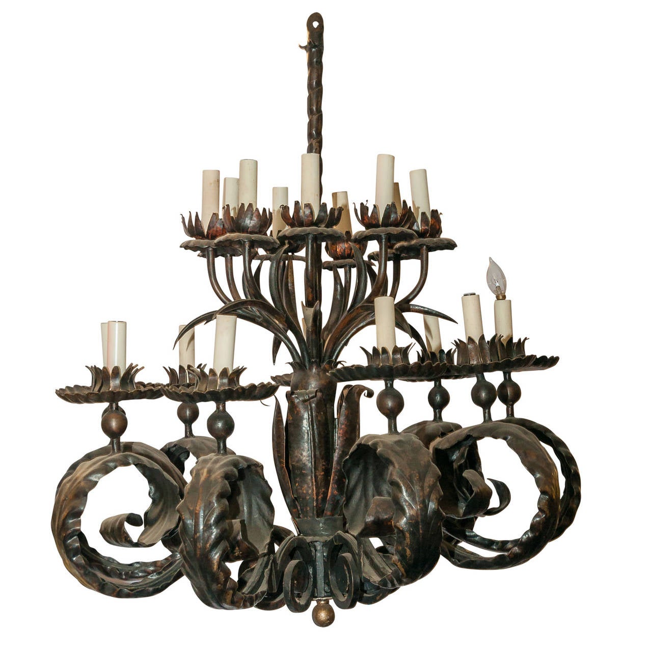 Grand et unique lustre à 18 lumières en bronze patiné de style Art and Crafts avec des bras en forme de feuilles d'acanthe et une partie supérieure en forme de fleur de lotus épanouie.