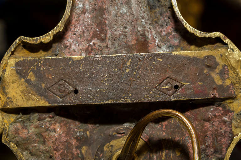 Paar dreiflammige Caldwell-Wandleuchter aus vergoldetem Metall (19. Jahrhundert) im Angebot
