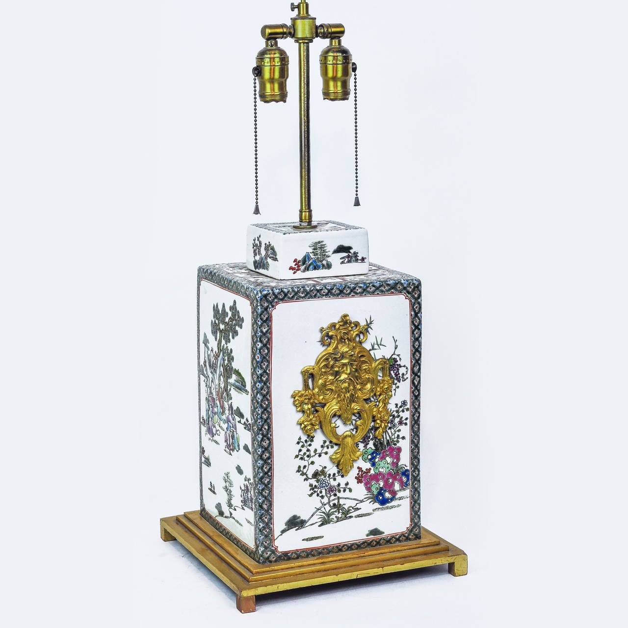 Belle Époque Pair of Oriental Porcelain and Bronze Table Lamps