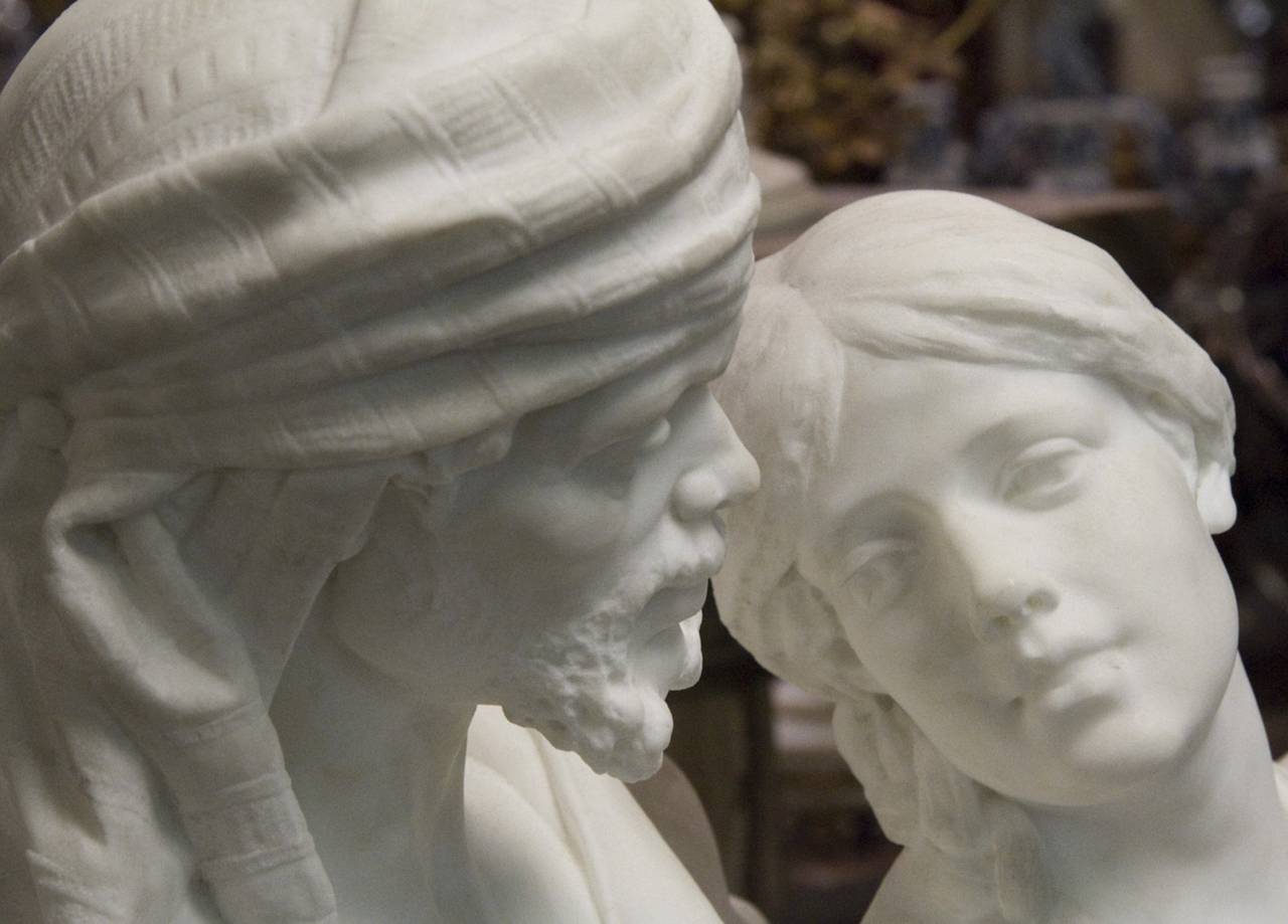 Importante figurine orientaliste en marbre représentant deux amants signée P. Carados Bon état - En vente à New York, NY