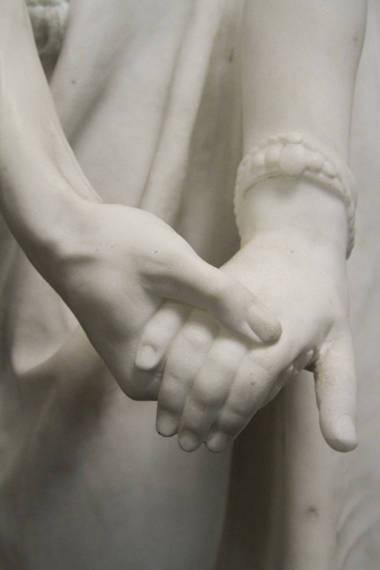 italien Importante figurine orientaliste en marbre représentant deux amants signée P. Carados en vente