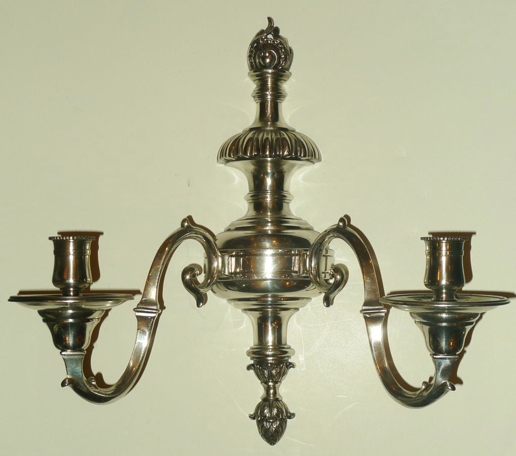 Argenté Ensemble de quatre appliques à deux lumières de style Régence anglaise en bronze argenté en vente
