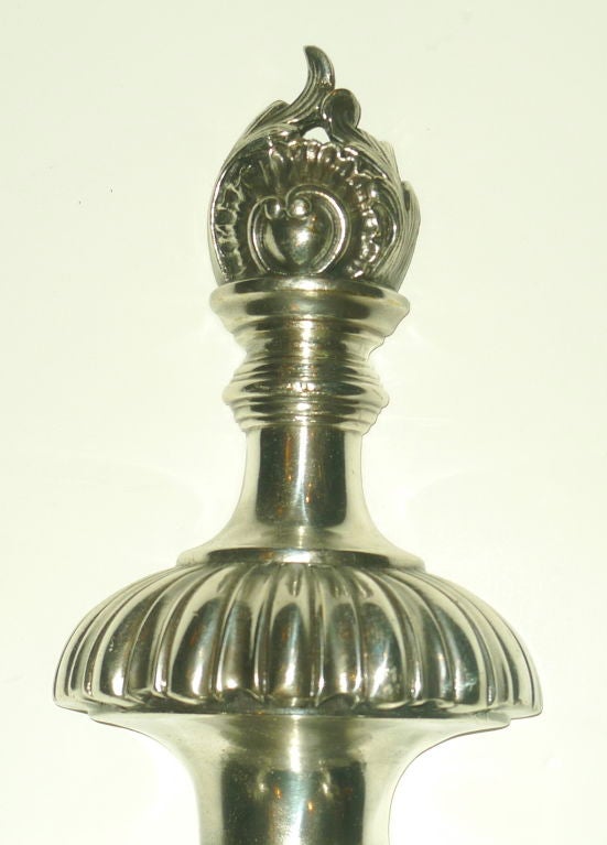 Ensemble de quatre appliques à deux lumières de style Régence anglaise en bronze argenté Bon état - En vente à New York, NY