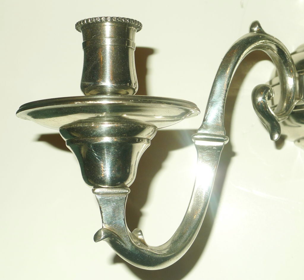 Regency Ensemble de quatre appliques à deux lumières de style Régence anglaise en bronze argenté en vente