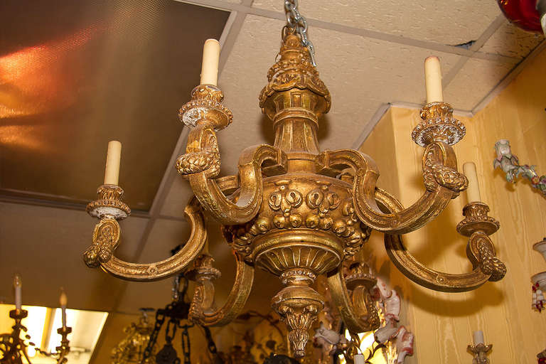 Lustre à six bras en bois doré de style Louis XVI français Bon état - En vente à New York, NY