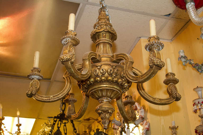 20ième siècle Lustre à six bras en bois doré de style Louis XVI français en vente