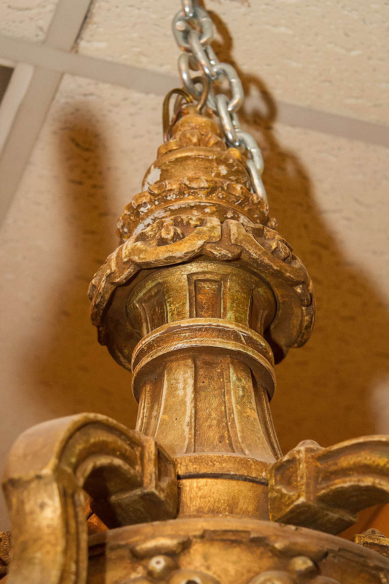 Lustre à six bras en bois doré de style Louis XVI français en vente 2
