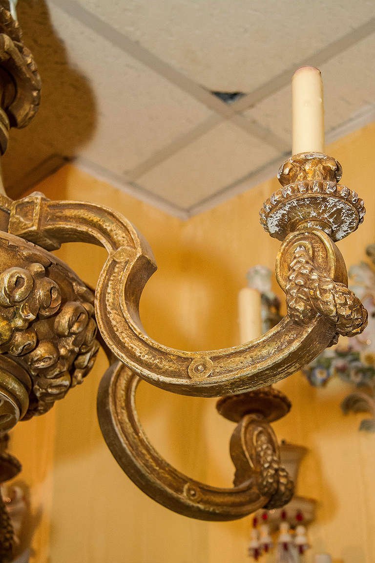 Lustre à six bras en bois doré de style Louis XVI français en vente 3