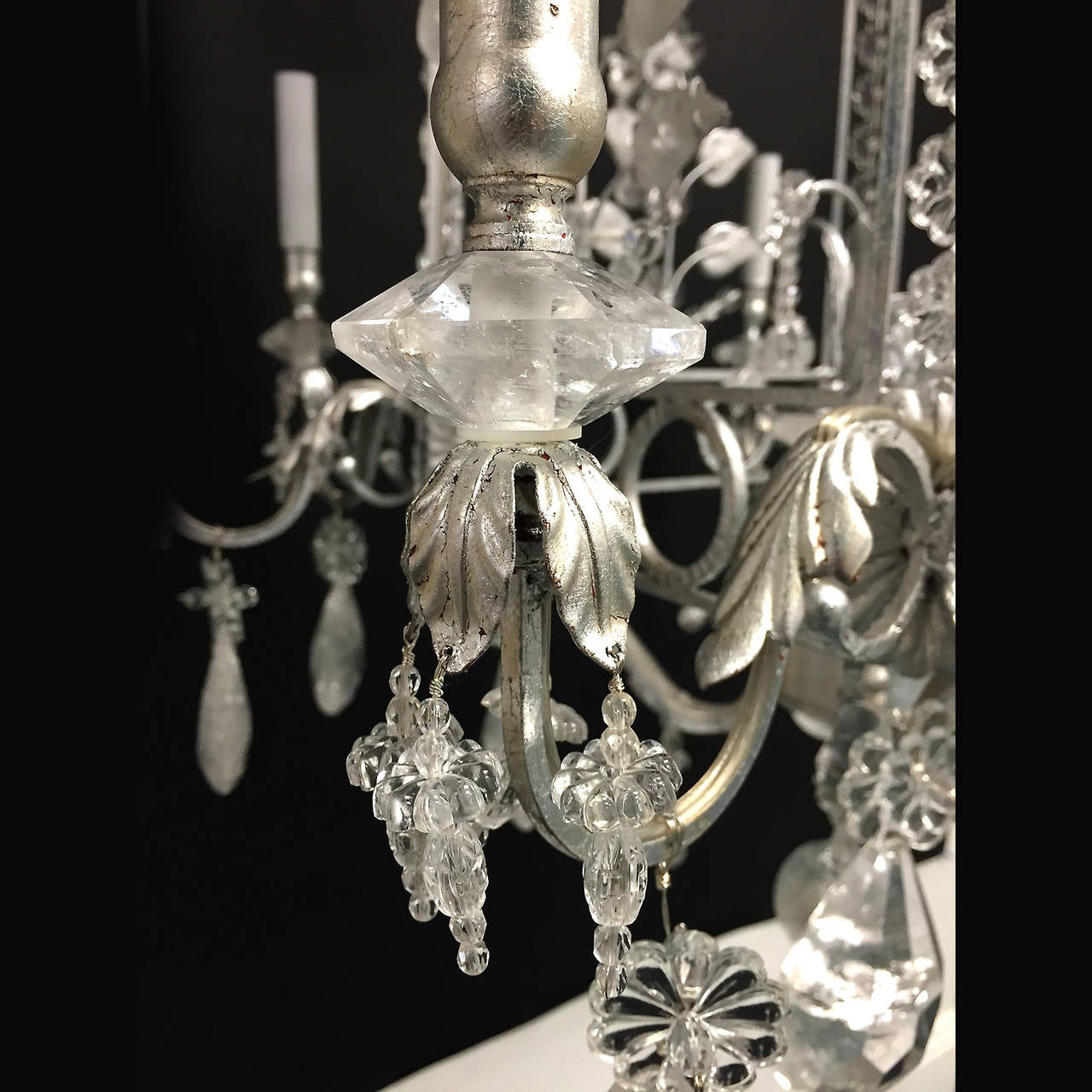 Paar acht-Licht-Kronleuchter in Käfigform aus Bergkristall und vergoldetem Metall im Zustand „Hervorragend“ im Angebot in New York, NY