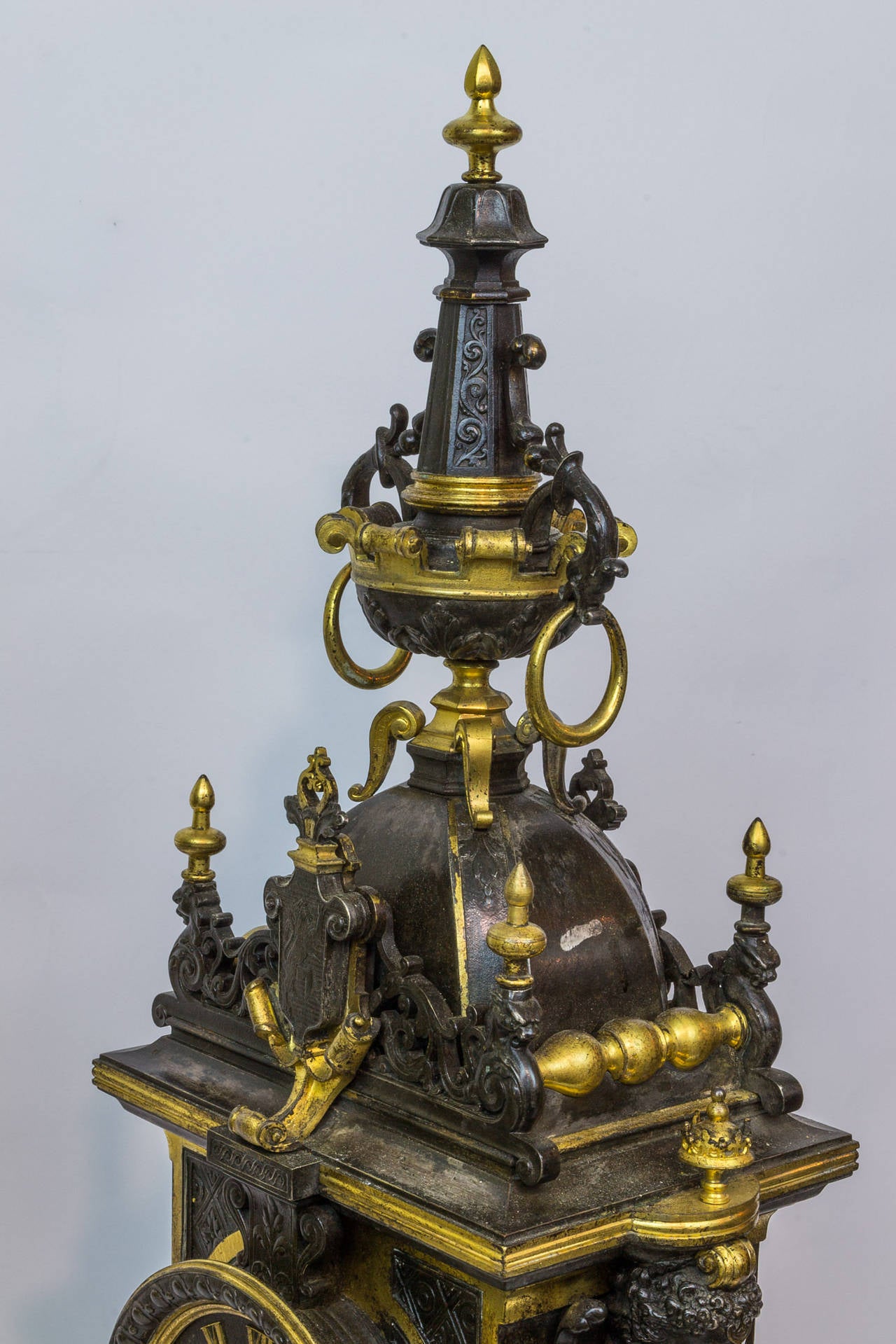 Gilt and Patinated Bronze Figural Renaissance Style Mantel Clock In Excellent Condition In New York, NY