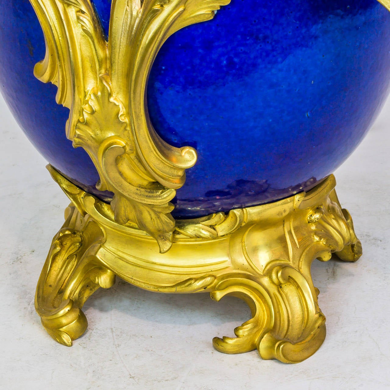 Fine Blue Porcelain and Bronze Louis XV Style Four-Light Candelabra Centerpiece In Excellent Condition In New York, NY
