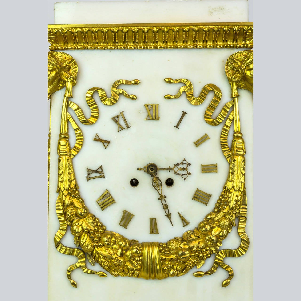 White Marble and Bronze Neoclassical Mantel Clock with Ram's Head In Good Condition In New York, NY