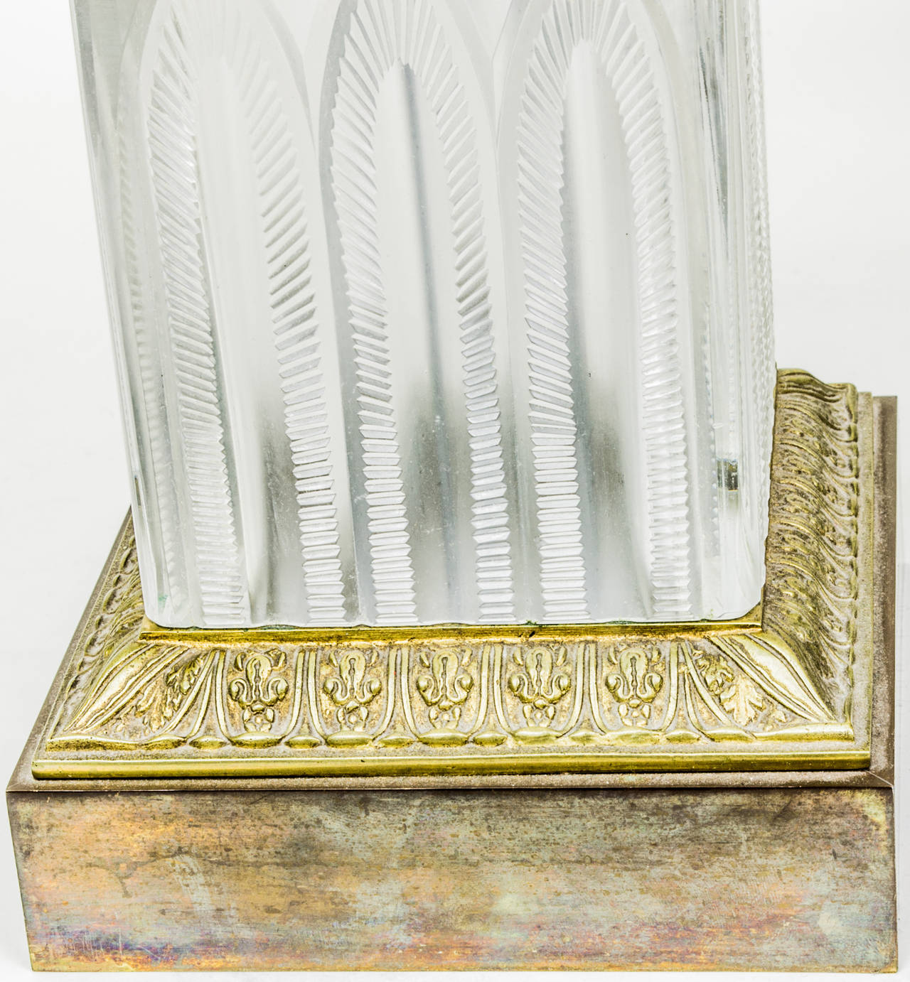 Paire de lampes de style Baccarat en cristal taillé et bronze Bon état - En vente à New York, NY