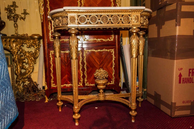 Fine Giltwood Marble-Top Console Table In Good Condition In New York, NY