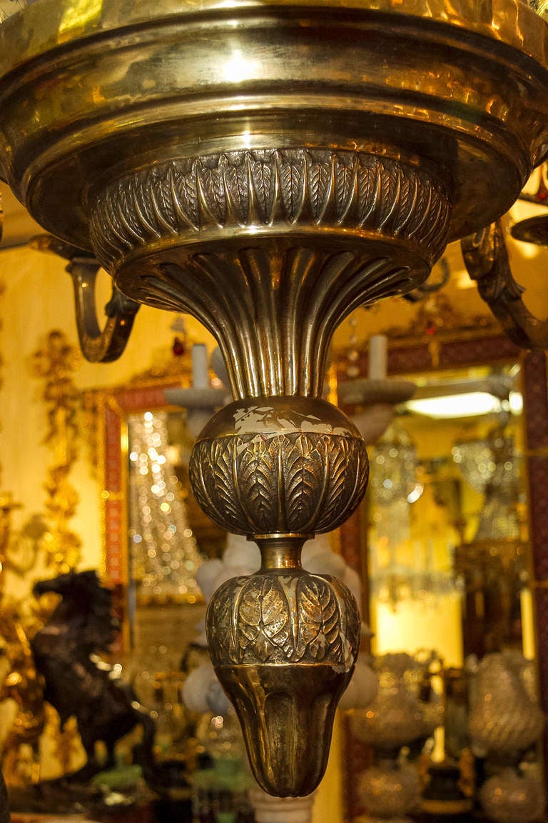 Francese Grande lampadario a 12 luci in stile neoclassico francese in bronzo dorato in vendita
