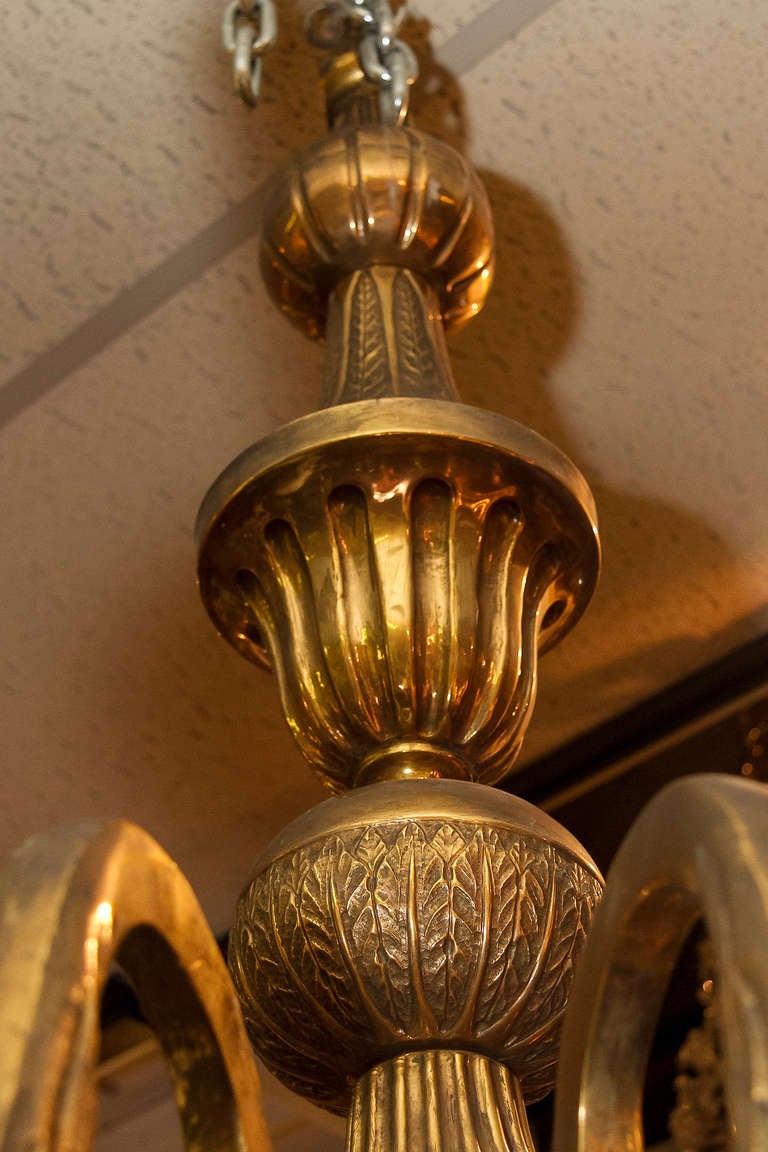 Dorato Grande lampadario a 12 luci in stile neoclassico francese in bronzo dorato in vendita