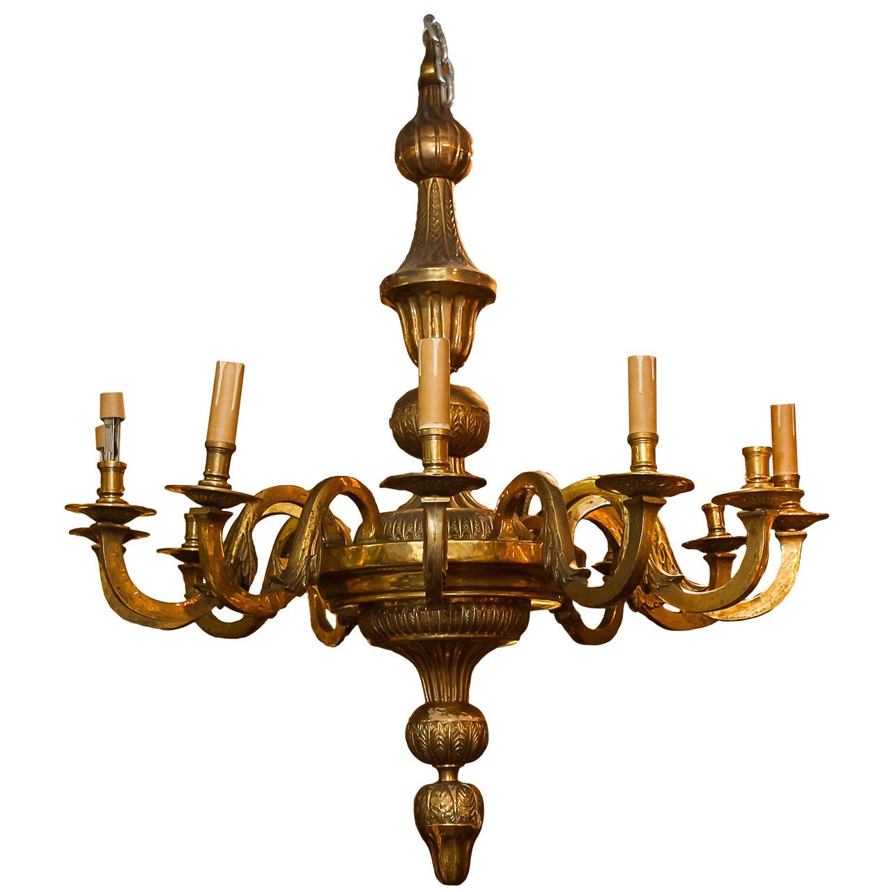 Lampadario a 12 luci in bronzo dorato francese in stile neoclassico molto grande (inizio del XX secolo) che misura 44 pollici di larghezza e 50 pollici di altezza.