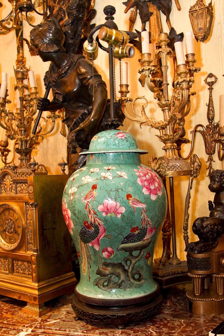Paire de lampes de table chinoises famillie rose. Tout le bronze patiné d'origine.
 bases et matériel Attribué à Caldwell
Numéro de stock : L416.