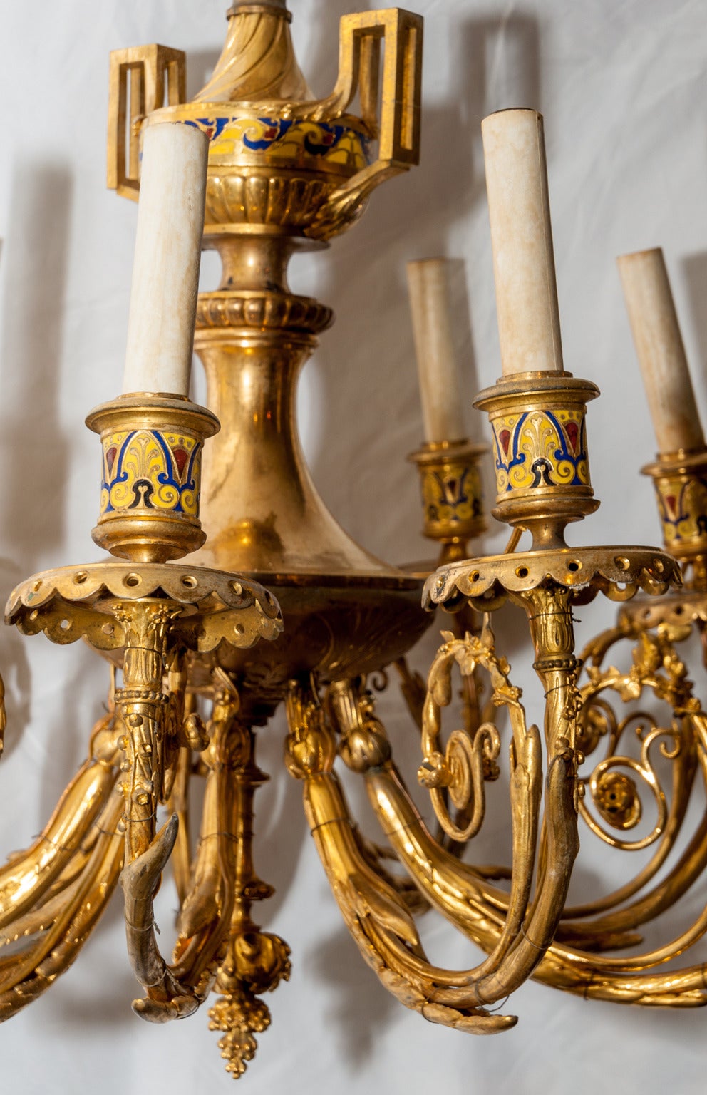 Important lustre à neuf lumières du 19ème siècle en émail champlevé et bronze doré. 
Numéro de stock : L199