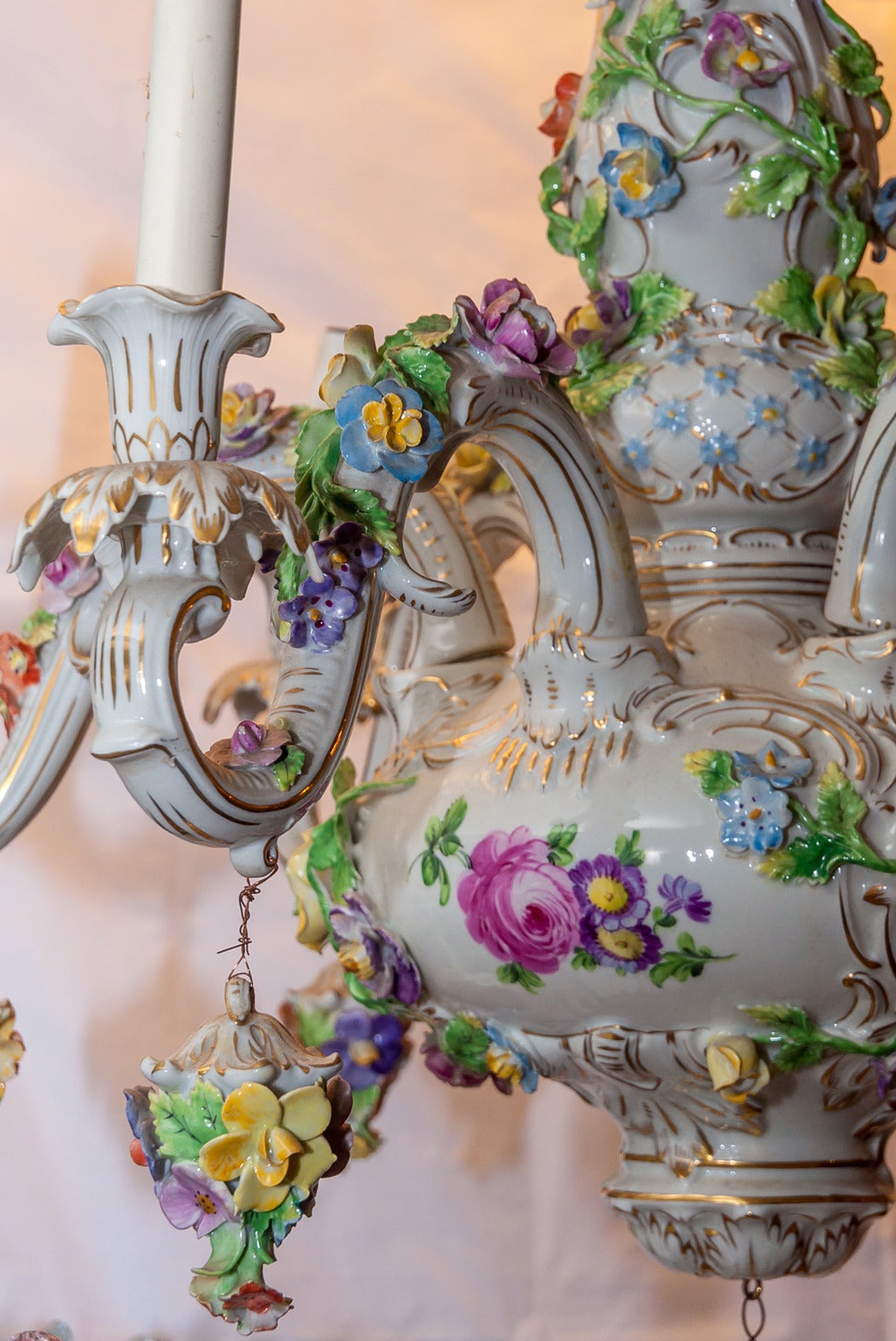 Rococo Lustre à six lumières en porcelaine à motifs floraux de chérubin de Dresde