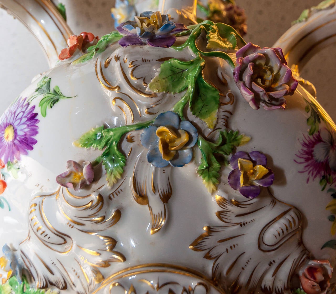 Allemand Lustre à six lumières en porcelaine à motifs floraux de chérubin de Dresde
