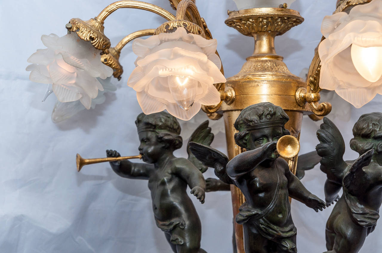 French Patinated and Gilt Bronze Eight-Light Figural Cherub Chandelier In Good Condition In New York, NY
