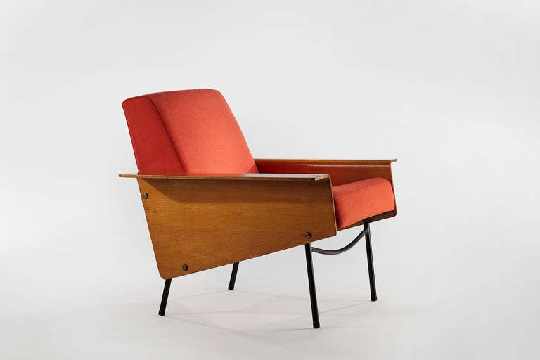 Pair of 1950s G10 Lounge Chairs by Pierre Guariche with molded wood panels with oak veneer, black painted metal legs, foam, and red fabric. Produced by Airborne 1954.