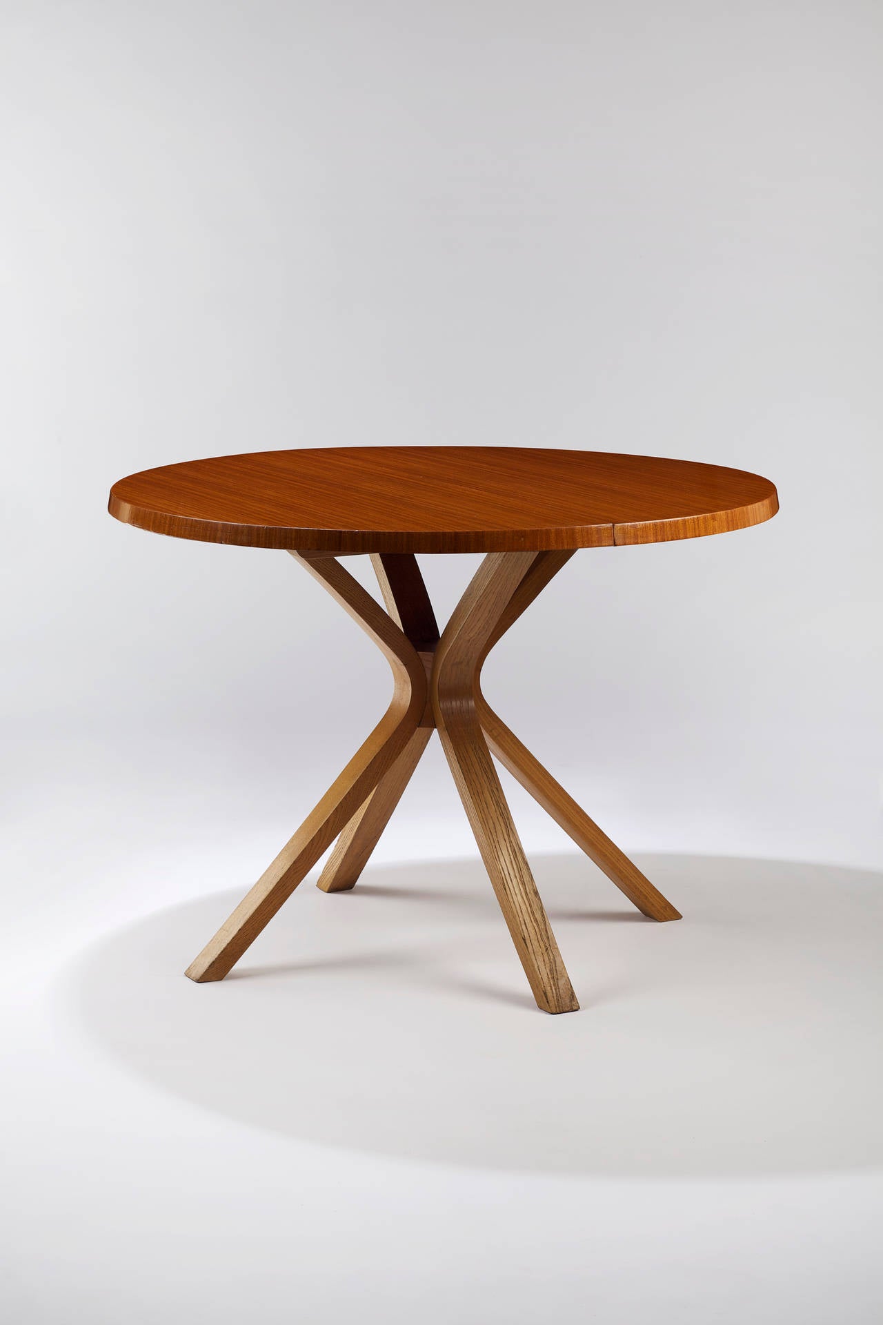 Ash and mahogany. 
Comes with one table extension when used the table increases to oval: 50.39