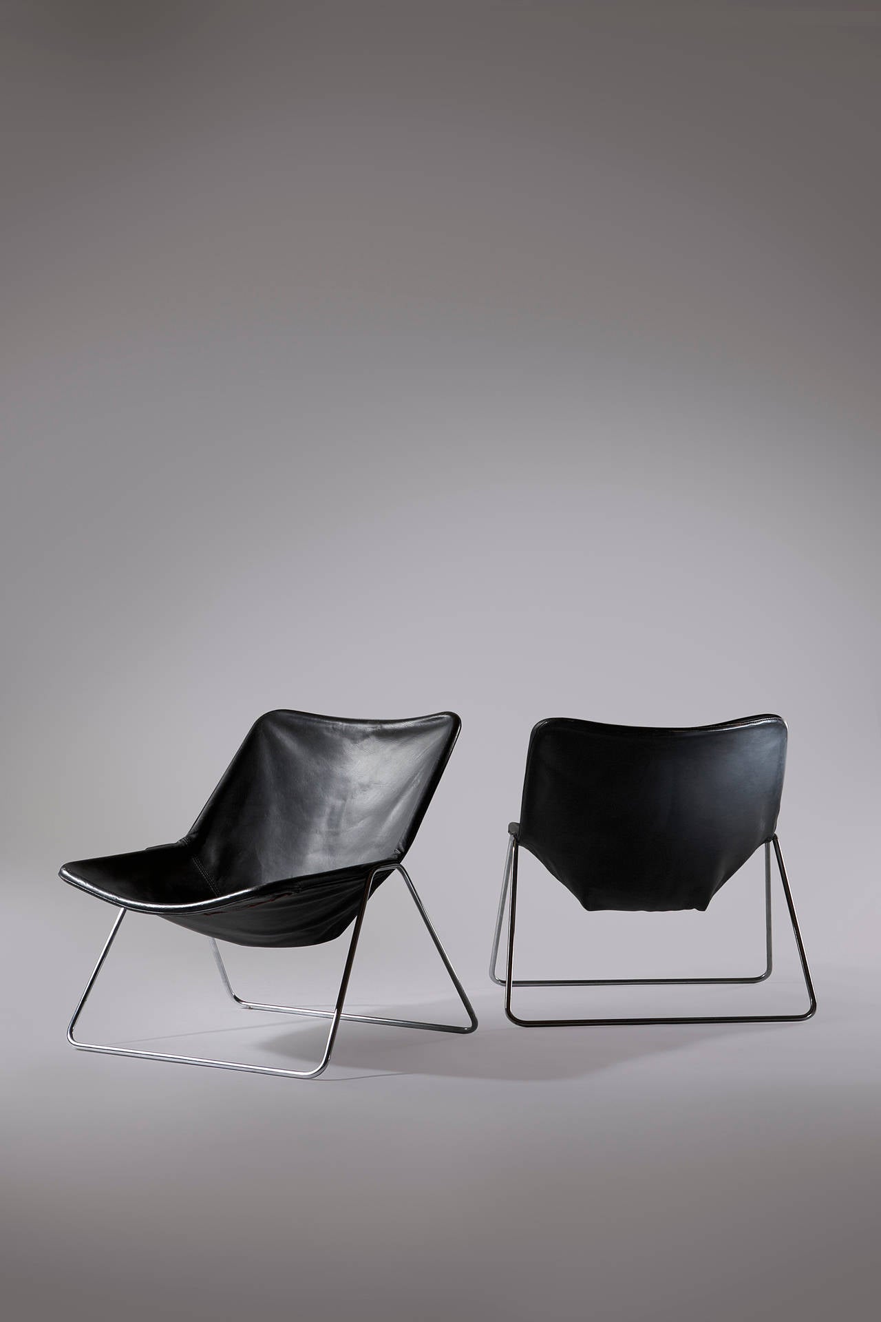 Pair of G1 chairs by Pierre Guariche in original leather fabric with steel frame. The first series was designed in the 1950s and these chairs were produced in the 1970s for Airborne.

About the designer: Pierre Guariche (1926-1995) attended the