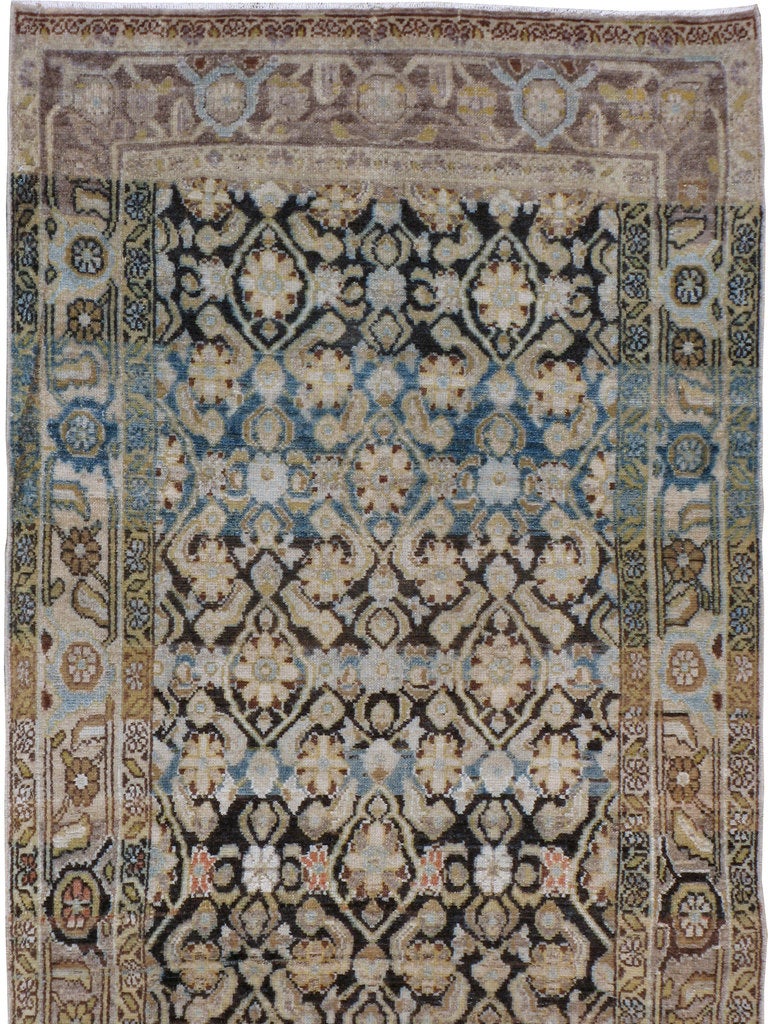 Malayer es uno de los más de 100 pueblos de tejedores de las afueras de Hamadán, en el noroeste de Irán.  Malayer tiene muchos parques populares con exuberante vegetación y pájaros de colores.  Los motivos de las alfombras Malayer son principalmente